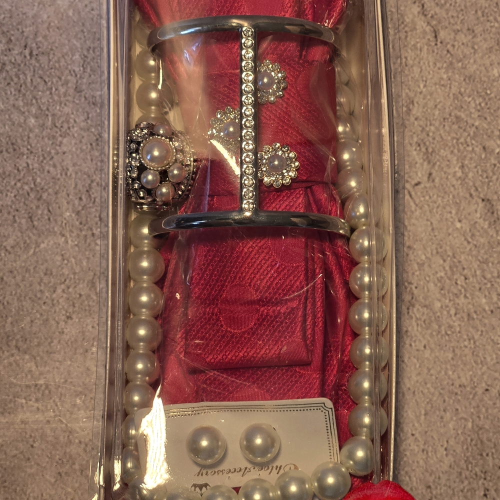 Chic Red Tie Necklace Set - Picture 5 of 5